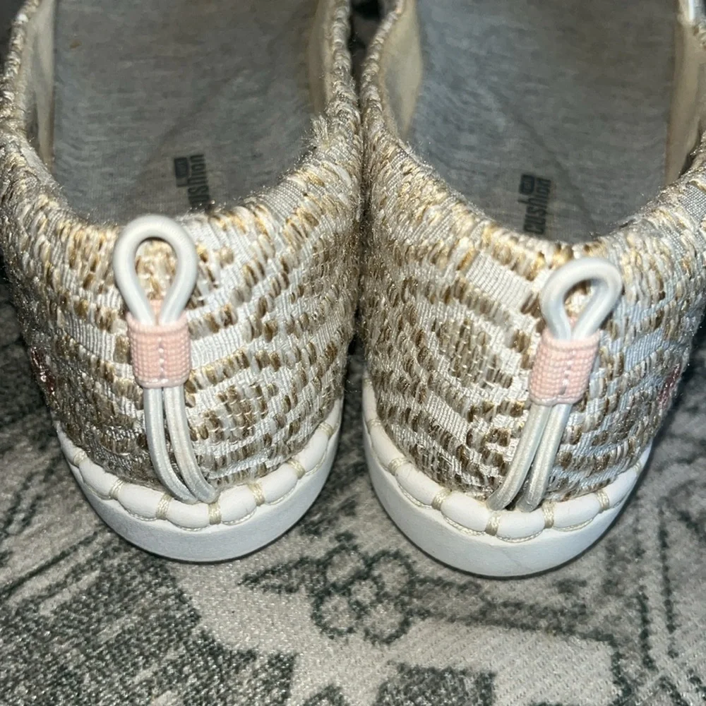 Clark’s women’s Step Glow Slip Natural size 6.5